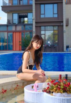泳池边与妹妹尽情释放天性