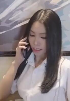 开裆黑丝美女在家被小哥哥