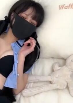 私拍双马尾制服少女
