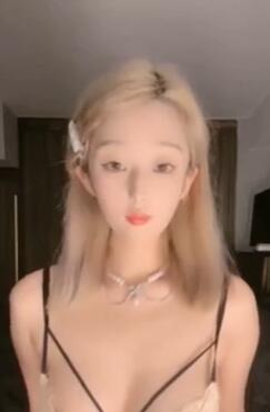 金发颜值大学生外表甜美
