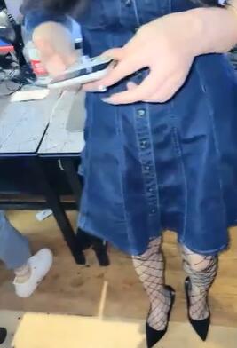 龙哥约会牛仔连体裙黑色高跟鞋少妇