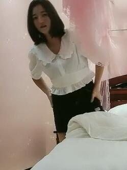 胖哥约会短发漂亮美女