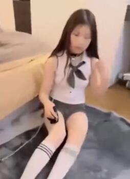 清纯小萝莉调教戴上项圈