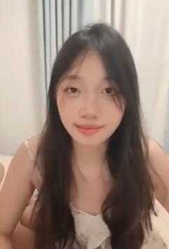 妹子下海穿上情趣装和狼友互动有趣对白