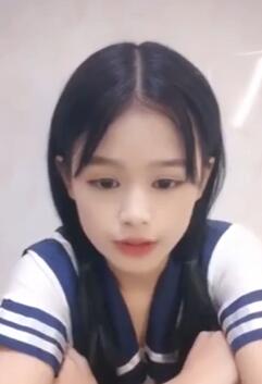 双马尾制服萝莉萌妹2,一脸清纯呆萌