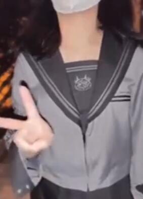 清纯双马尾少女的反差行为