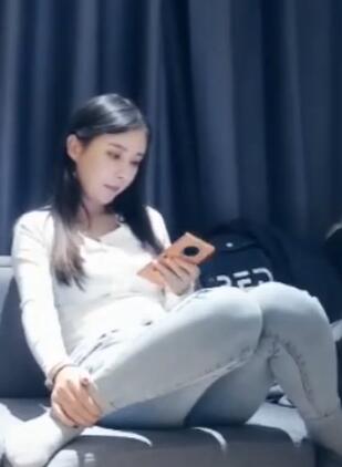 高颜值姐姐很个性挺可爱的