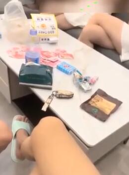 换妻极品返场护士小夫妻三个男人重点
