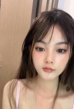 很漂亮校花级女神烤红薯大秀