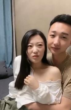 小夫妻在家玩直播大秀赚钱