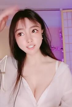 长相端庄的妹子透明衬衣直播大秀