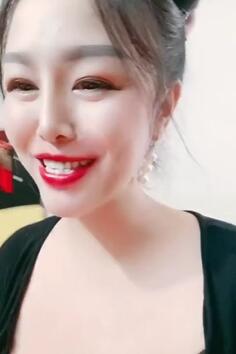 黑衣美少妇居家直播教妹妹如何下海