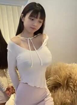 唐先生灯红酒绿歌声相伴选中极品19岁嫩妹
