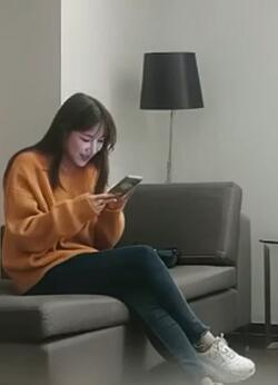 利哥约温婉可人黄色毛衣极品车模