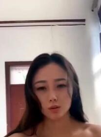 韵味十足的高挑农村美少妇大白天在家里大秀