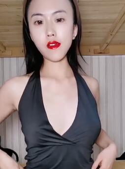 黑丝御姐露脸道具真不少,镜头前各种展示