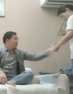 野狼出击约了个苗条少妇沙发上大力