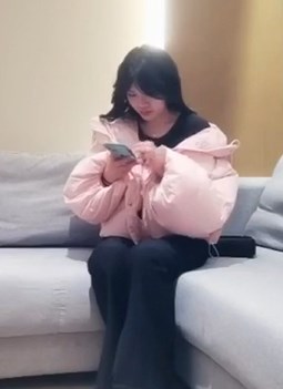 文轩约黑色长裤粉色羽绒服少女 长腿妹子好身材