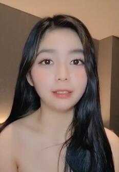 面色红唇的长发女神大眼萌妹子完美小白兔