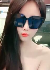 大一美女戴墨镜直播赚钱还贷新买道具试用
