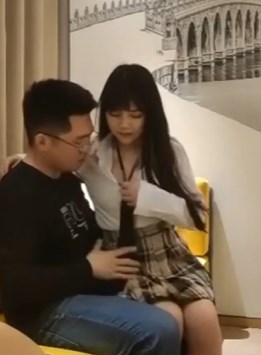 神剑哥约黑丝短裙纯情妹