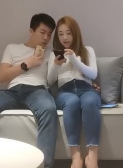 小祁约牛仔裤黄发小姐姐