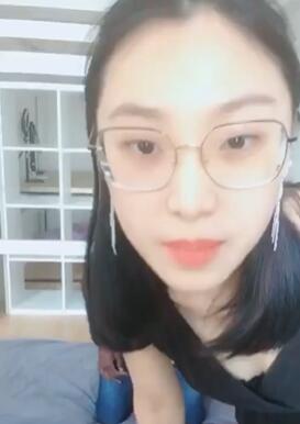 推特网红刘玥携闺蜜小鱼给黑人