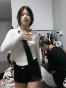 苗条身材女主播校园萝莉和男友在宿舍大秀1