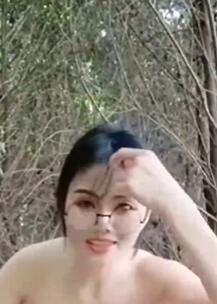 小树林里偷情开档黑丝少妇露脸跟小哥